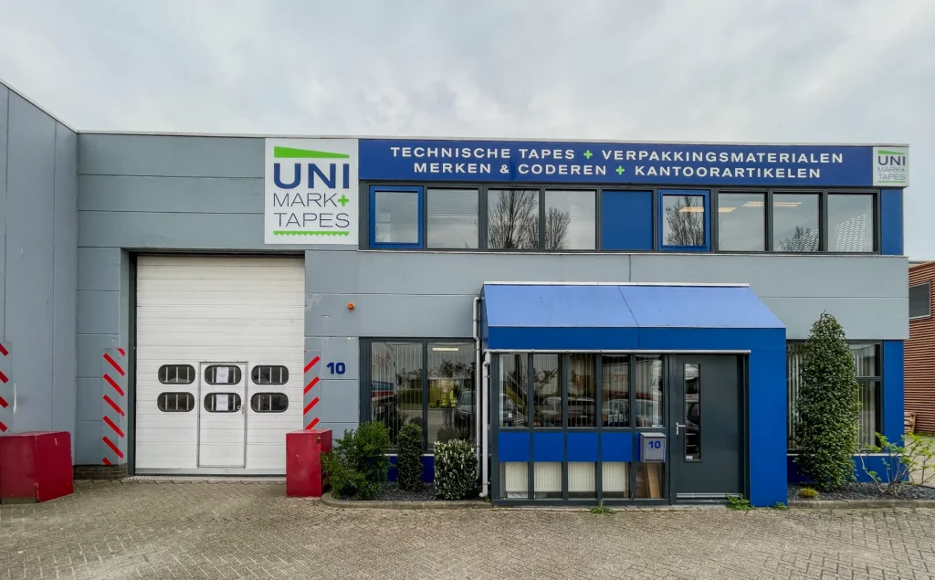 Een gemoderniseerde bedrijfsloods op een industrieterrein in Oud-Beijerland, met een nieuw kantoor en uitgebreide dakopbouw. De gevels zijn bekleed met moderne sandwichpanelen, aluminium kozijnen en geïsoleerde beglazing, wat zorgt voor een strakke, energiezuinige uitstraling.